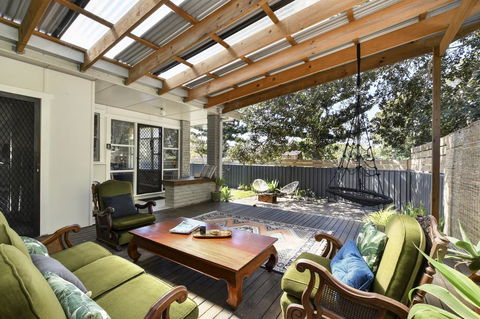 UMINA BEACH KOKOMO- Walk To The Beach, FAMILY And PET FRIENDLY Set Of 3 Vintage Original Holiday Flats & Vintage Caravan And Bat - Surfers Paradise Gold Coast 2