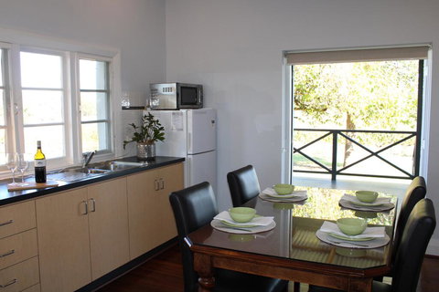 Upper Reach Spa Cottage - Surfers Paradise Gold Coast 3
