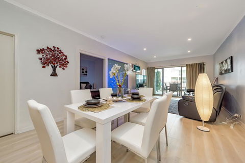 Venetian Canal Apartment-Close To Beaches And Marina - Surfers Paradise Gold Coast 1