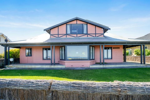 Victor Harbor Beachfront Bliss + WiFi - Surfers Paradise Gold Coast 1