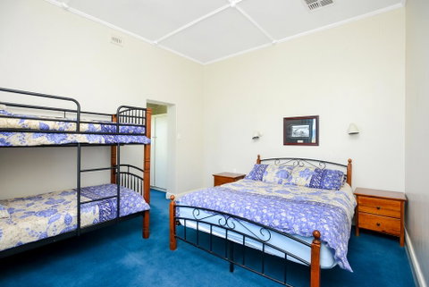 Victor Harbor Beachfront Bliss + WiFi - Surfers Paradise Gold Coast 2