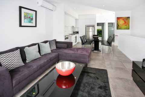 Views From Red Hill - Modern And Spacious Split-Level Executive 3BR Red Hill Apartment Close To CBD - Surfers Paradise Gold Coast 0