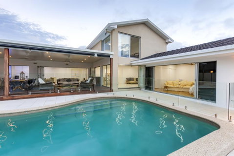 Waterfront Entertainer - Surfers Paradise Gold Coast 3