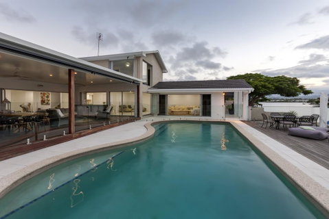 Waterfront Entertainer - Surfers Paradise Gold Coast 2