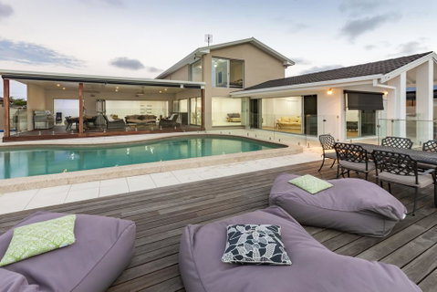 Waterfront Entertainer - Surfers Paradise Gold Coast 1