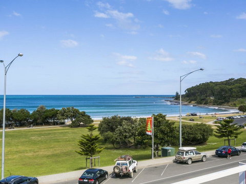 WATERFRONT THREE- In The Heart Of Lorne - Surfers Paradise Gold Coast 2