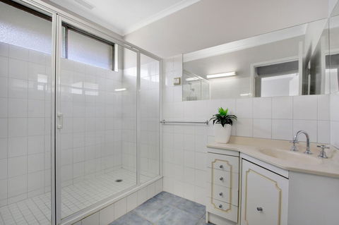 Hybiscus Waterfront Apartments - Surfers Paradise Gold Coast 10