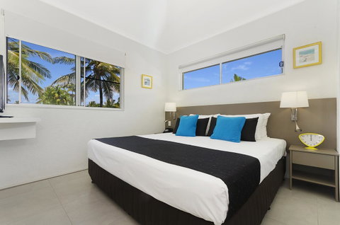 By The Sea Port Douglas - Surfers Paradise Gold Coast 17