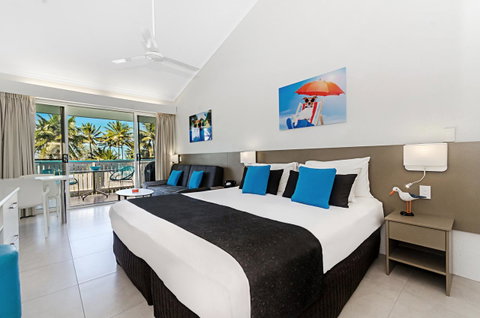 By The Sea Port Douglas - Surfers Paradise Gold Coast 4