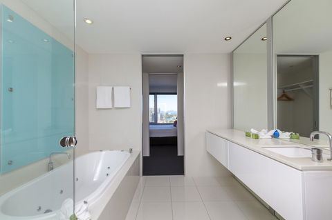 Q1 Resort & Spa - Official - Surfers Paradise Gold Coast 1