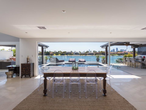 Rumrunner Resort - Surfers Paradise Gold Coast 1