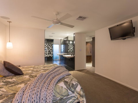 Rumrunner Resort - Surfers Paradise Gold Coast 24