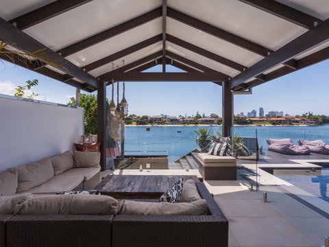 Rumrunner Resort - Surfers Paradise Gold Coast 5