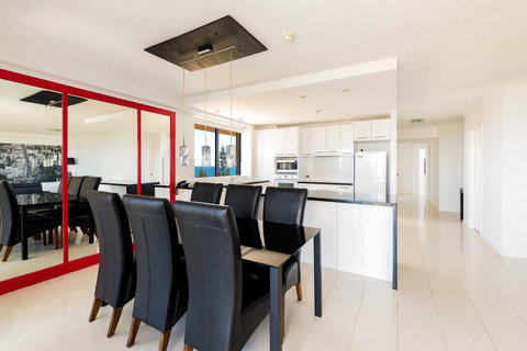 Burgess @ Kings Beach Apartments - Surfers Paradise Gold Coast 17