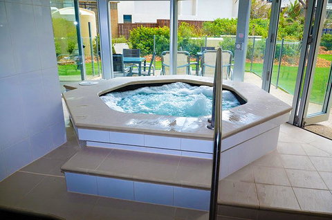 Zenith Ocean Front Apartments - Surfers Paradise Gold Coast 6