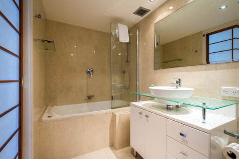 Breakers North Absolute Beachfront Apartments - Official - Surfers Paradise Gold Coast 5