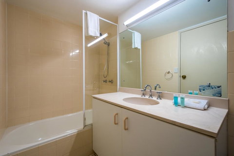 Breakers North Absolute Beachfront Apartments - Official - Surfers Paradise Gold Coast 11