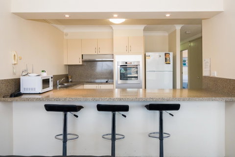 Breakers North Absolute Beachfront Apartments - Official - Surfers Paradise Gold Coast 14