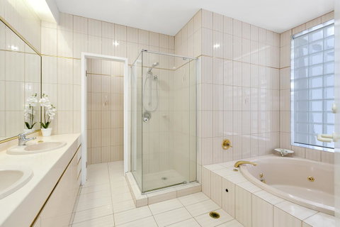 Havana Blue - Large 4 Bedroom Family Home - Surfers Paradise Gold Coast 14