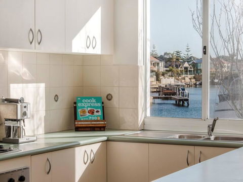 Waters Edge Apartment With Jetty - Surfers Paradise Gold Coast 3
