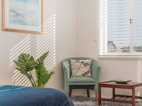 Waters Edge Apartment With Jetty - Surfers Paradise Gold Coast 2