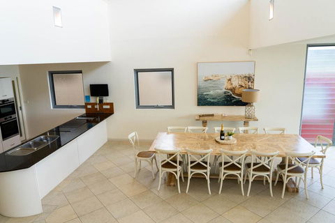 Whale View - Grand Luxurious Beachfront Home - Surfers Paradise Gold Coast 2
