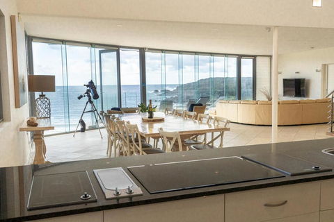 Whale View - Grand Luxurious Beachfront Home - Surfers Paradise Gold Coast 1