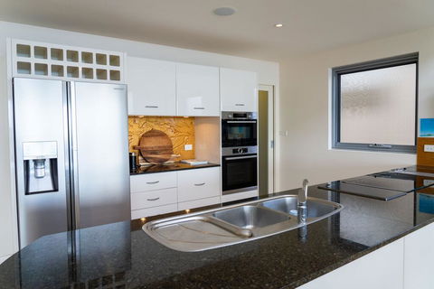 Whale View - Grand Luxurious Beachfront Home - Surfers Paradise Gold Coast 3