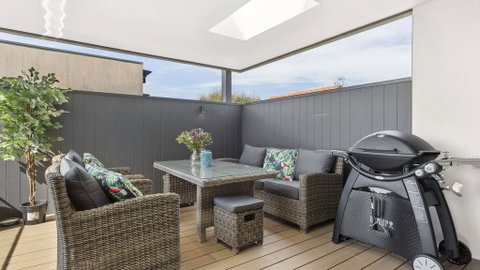 WHITEHAVEN - MORNINGTON - Surfers Paradise Gold Coast 2