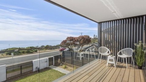 WHITEHAVEN - MORNINGTON - Surfers Paradise Gold Coast 0