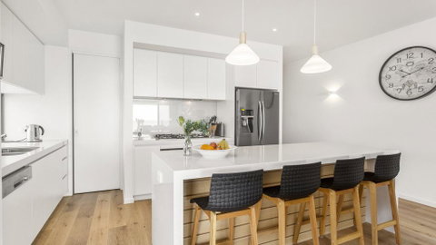 WHITEHAVEN - MORNINGTON - Surfers Paradise Gold Coast 1