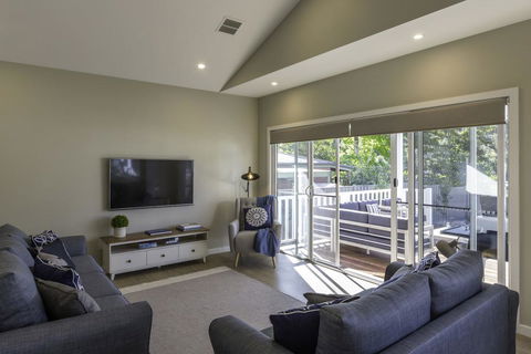 Winter Home - Our Place At Bright - Surfers Paradise Gold Coast 2