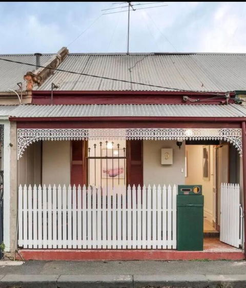 A Beautiful Terrace House With Parking & Courtyard - Surfers Paradise Gold Coast 0