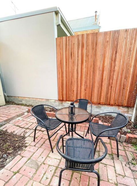 A Beautiful Terrace House With Parking & Courtyard - Surfers Paradise Gold Coast 3