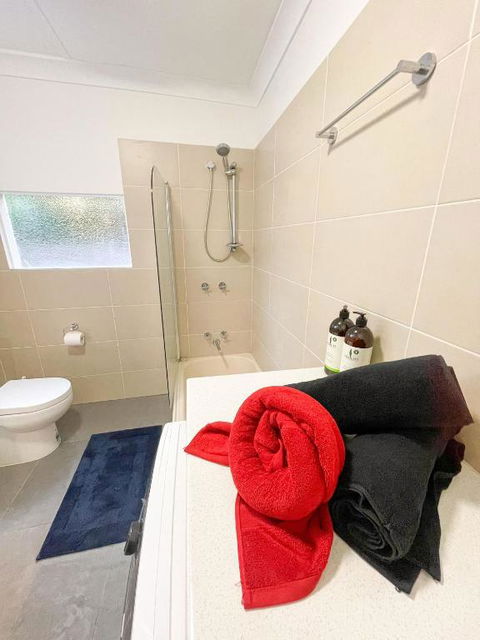 A Beautiful Terrace House With Parking & Courtyard - Surfers Paradise Gold Coast 1