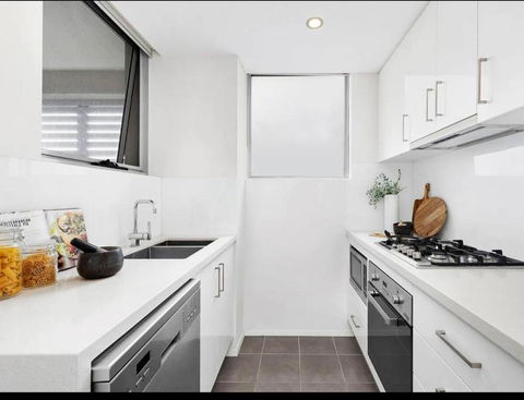 A Private Room - 1 Train Stop To Chatswood CBD - Surfers Paradise Gold Coast 0