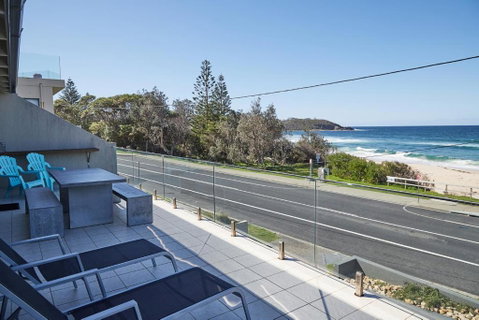 A Stones Throw At Mollymook Beach - Surfers Paradise Gold Coast 0