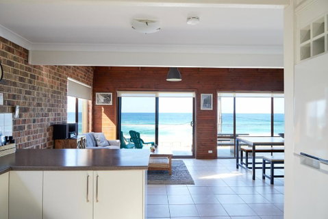 A Stones Throw At Mollymook Beach - Surfers Paradise Gold Coast 3