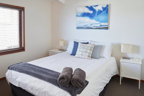 A Stones Throw At Mollymook Beach - Surfers Paradise Gold Coast 4