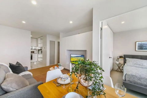 A Stylish & Modern 2BR Apartment Fantastic Views - Surfers Paradise Gold Coast 4