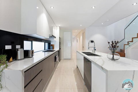 Aircabin - Eastwood - Luxury - 4 Bedrooms House - Surfers Paradise Gold Coast 2