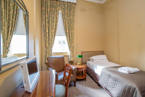 American Hotel Creswick - Surfers Paradise Gold Coast 1