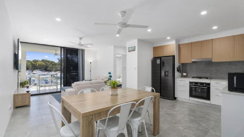 Anchors Away - Waterfront Unit - Surfers Paradise Gold Coast 1