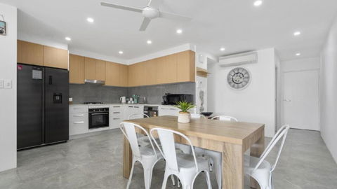 Anchors Away - Waterfront Unit - Surfers Paradise Gold Coast 3