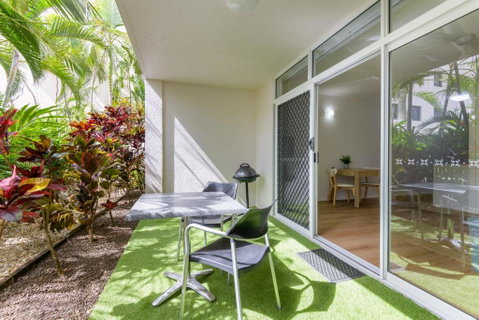 Apartment 4 At Palm Villas - Surfers Paradise Gold Coast 4