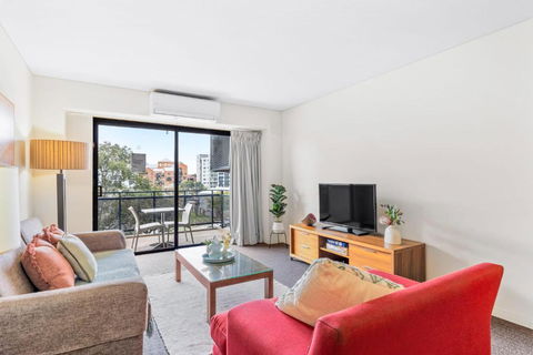 Apartment With City Views In East Perth - Surfers Paradise Gold Coast 0