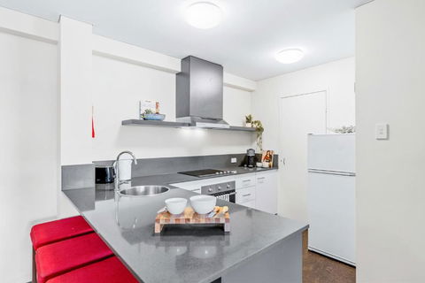 Apartment With City Views In East Perth - Surfers Paradise Gold Coast 3