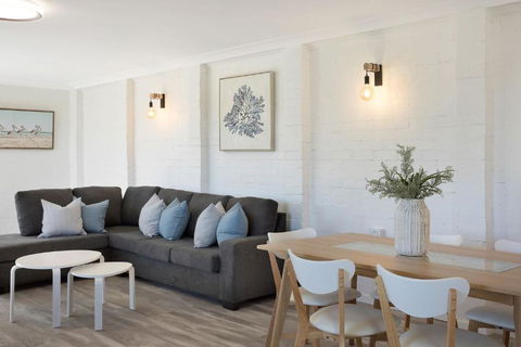 Aque Blu - 11 Hillcrest Ave North Narooma - Surfers Paradise Gold Coast 4