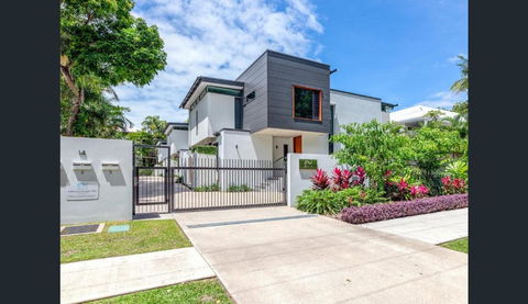 Aria Port Douglas Villas - Villa 1 - Surfers Paradise Gold Coast 1
