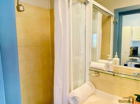 Art Deco Retreat, Shops & Cafes, Public Street Parking - Surfers Paradise Gold Coast 2